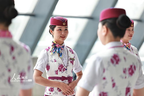 重慶 高鐵乘務(wù)員開展服務(wù)禮儀培訓(xùn)