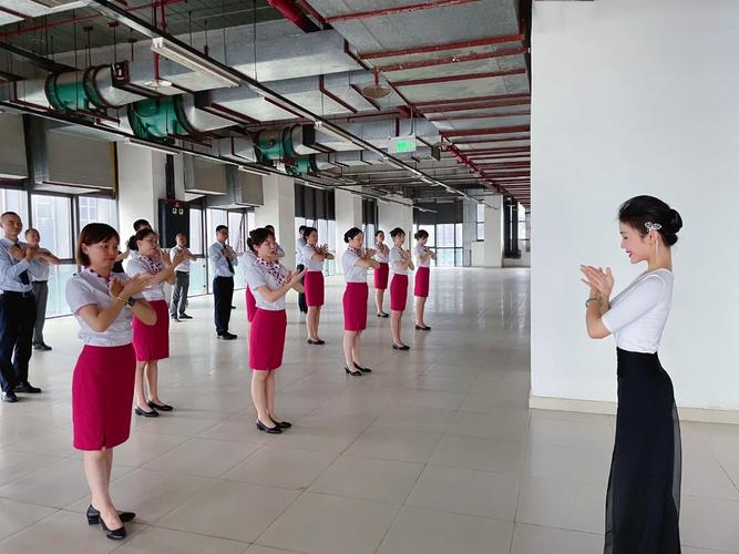 形體儀態專項課程 提升重慶諾富特物業員工氣質與服務魅力